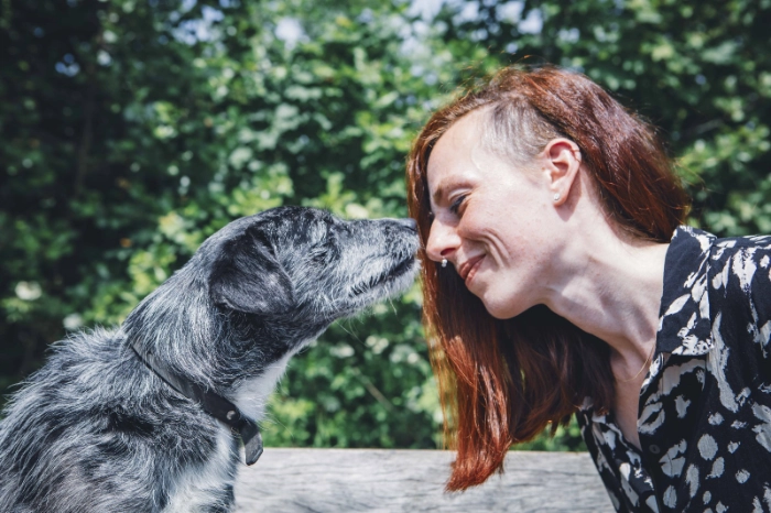 Kupferpfote, ein Bild von Mensch und Hund